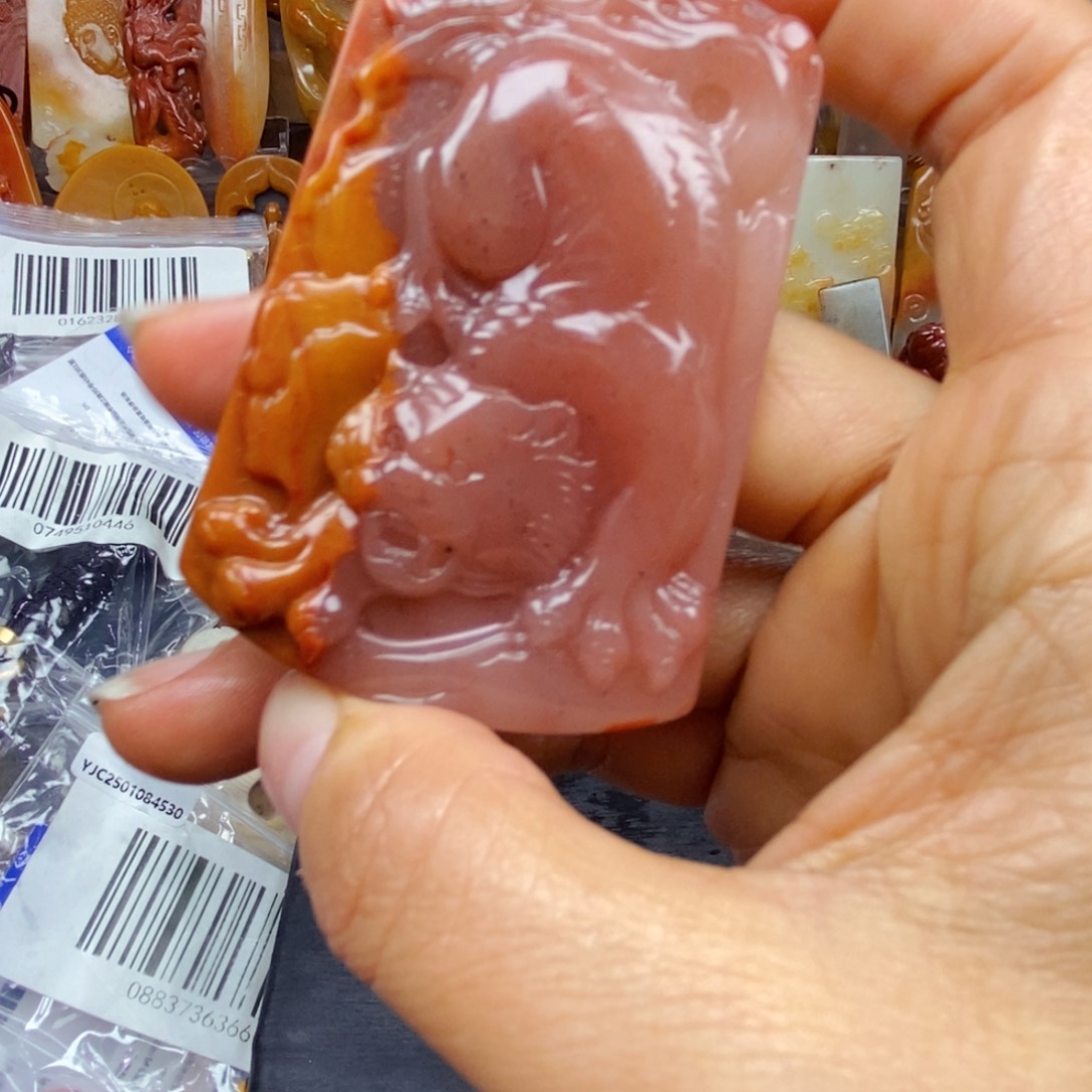 石英质玉（黄龙玉）颈饰未镶嵌