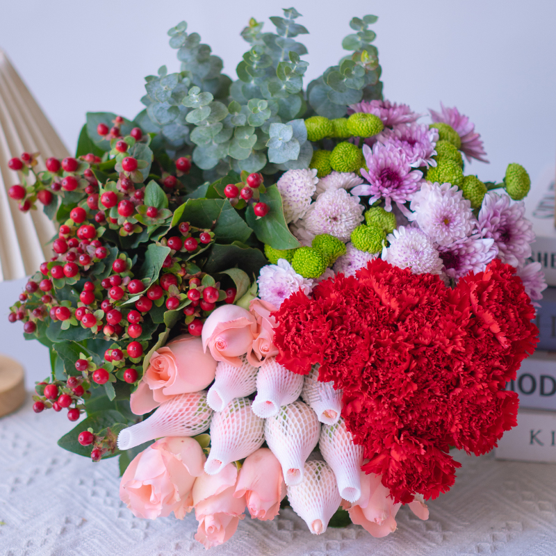 【云南基地直发】粉玫瑰+康乃馨10枝+混色小雏菊+红豆+配草