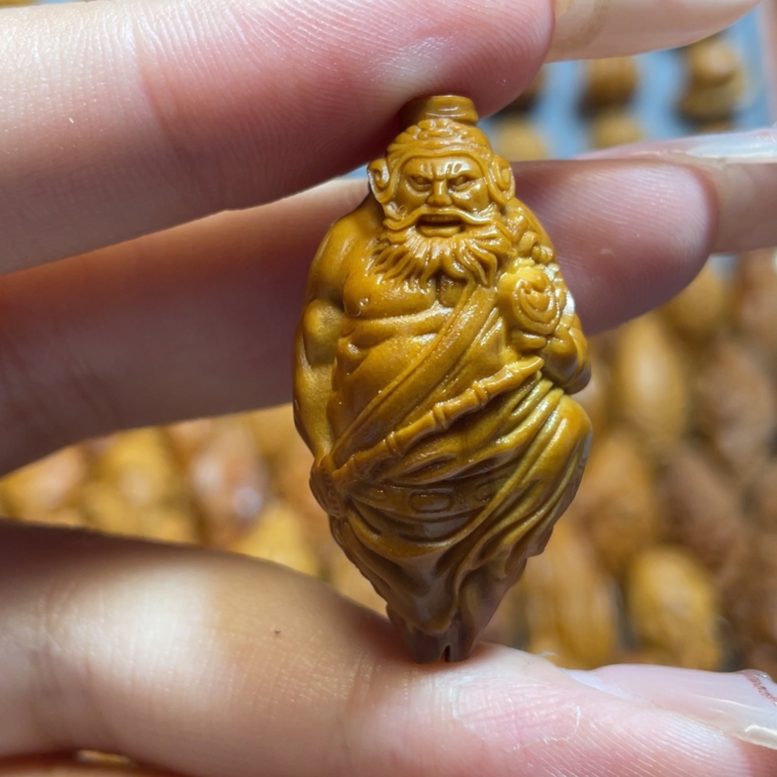 橄榄核吊坠强抓赵公明。瑶