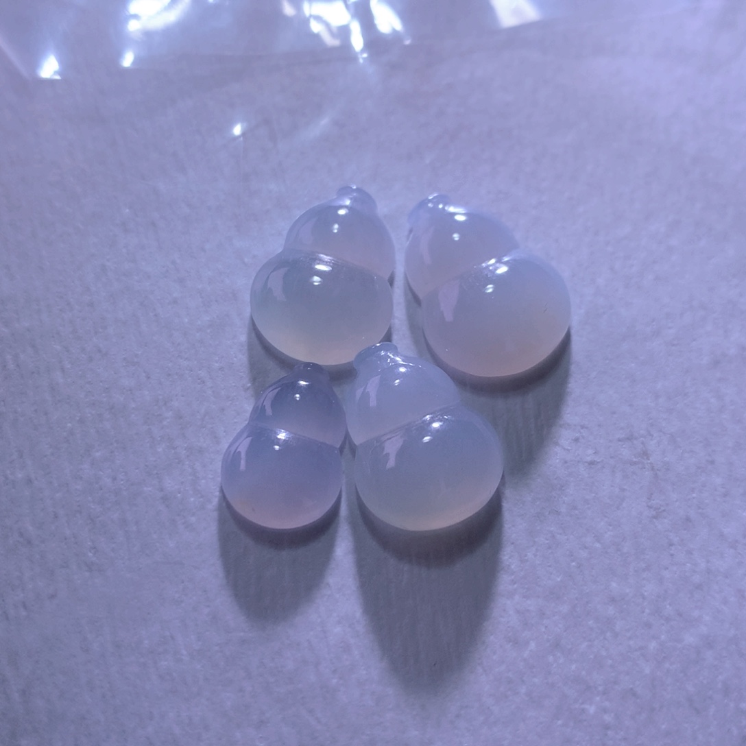 翡翠未镶嵌颈饰一手