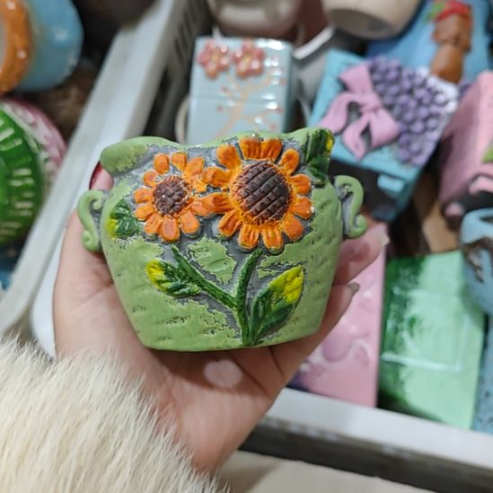 当场拍满15元发货不凑不发，花盆盆口不方不圆有针孔黑点是正常的，