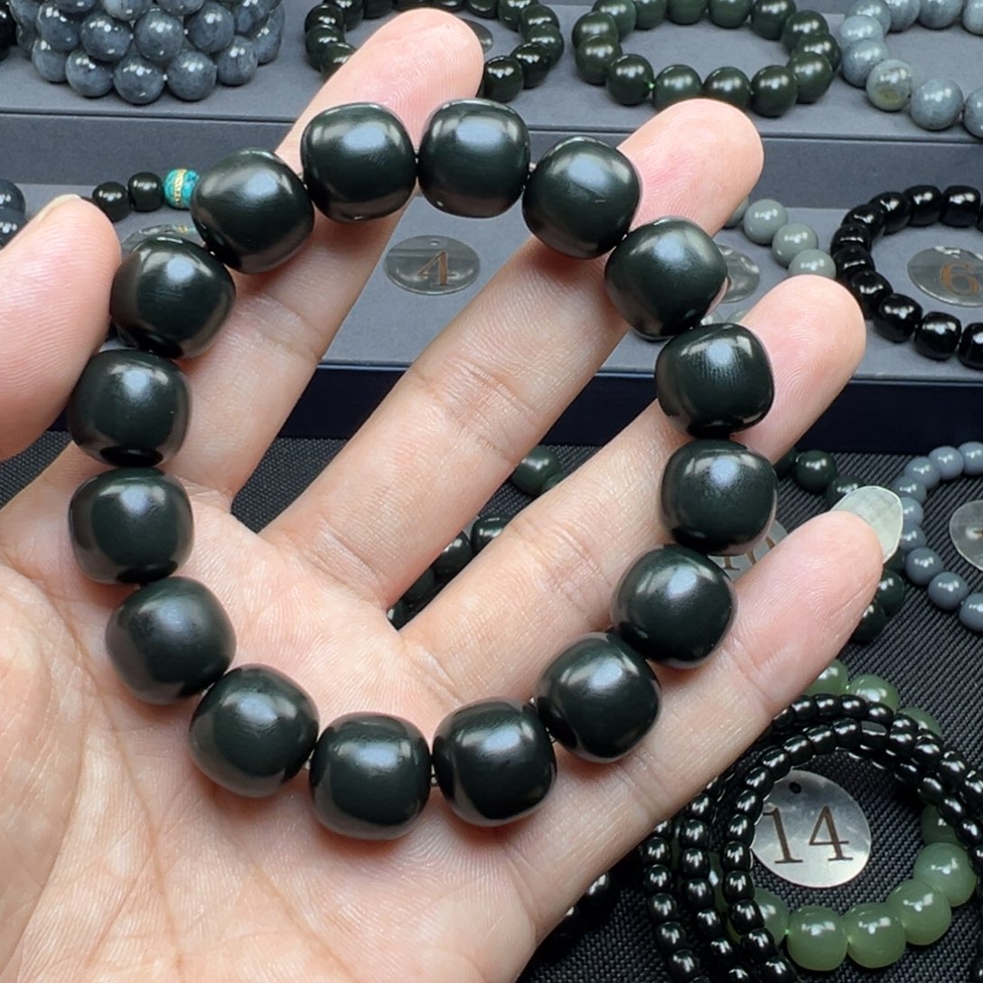 共***振和田玉未镶嵌手链