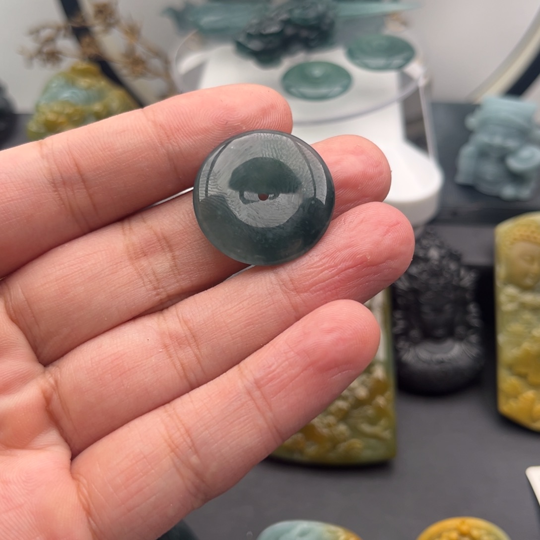 翡翠未镶嵌颈饰平安