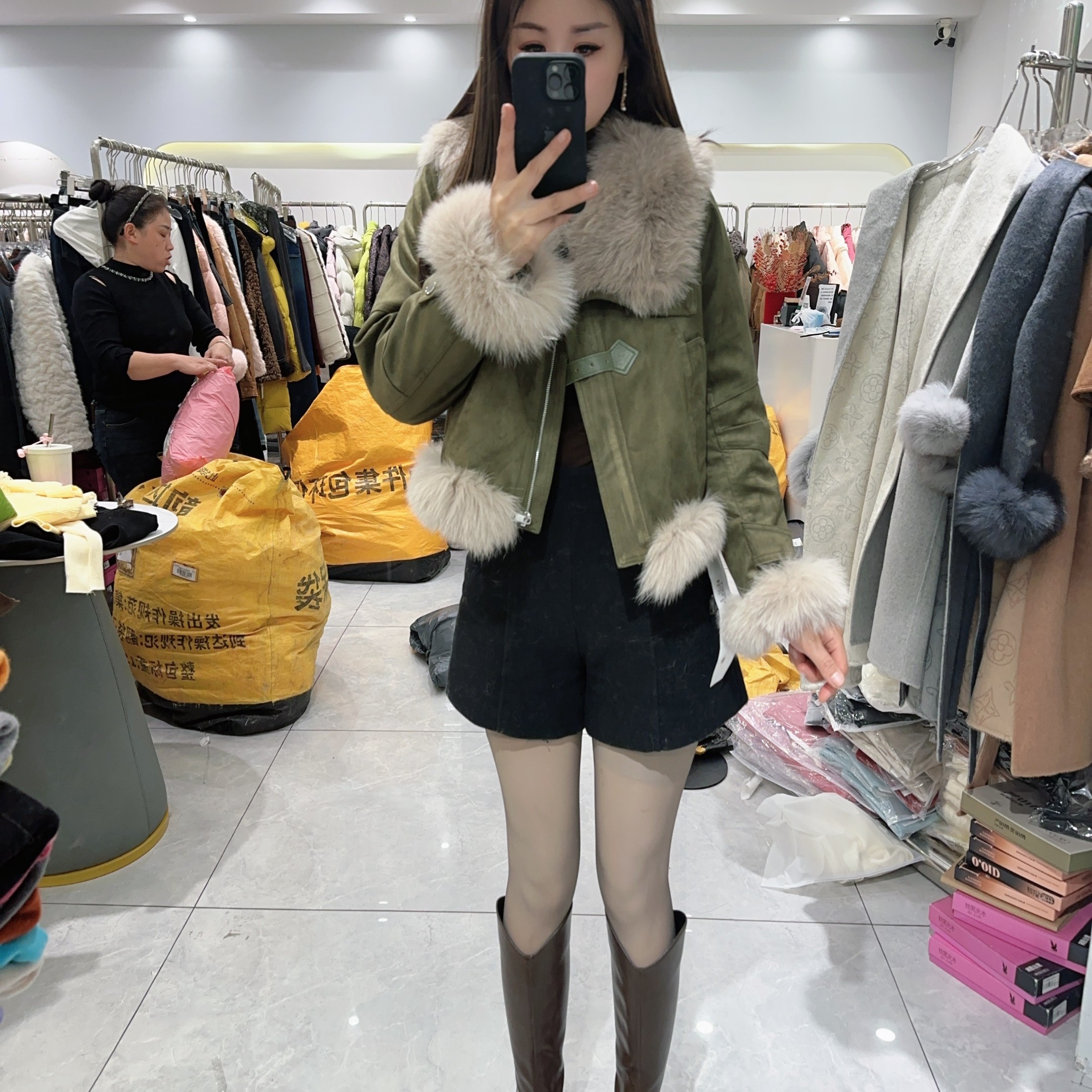 大毛领皮扣羽绒服