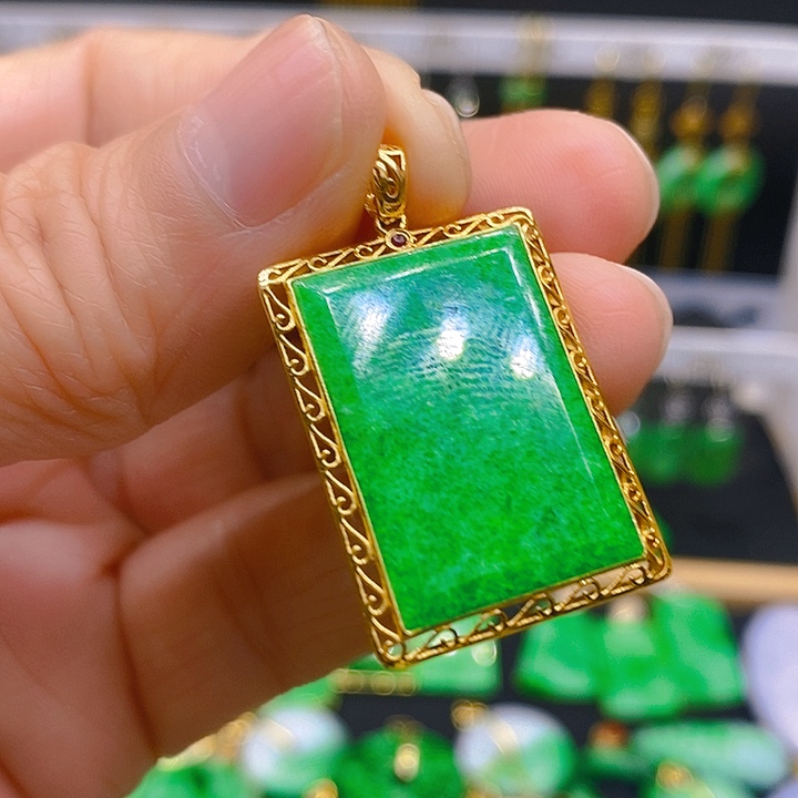 翡翠吊坠(赠链)18K金镶嵌吊坠