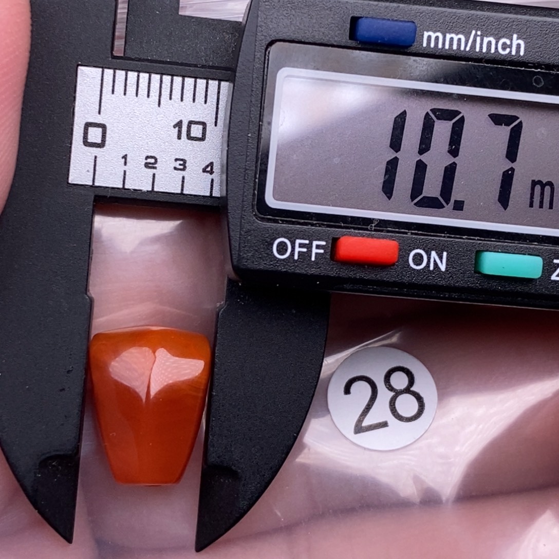 南红玛瑙未镶嵌配饰有瑕疵