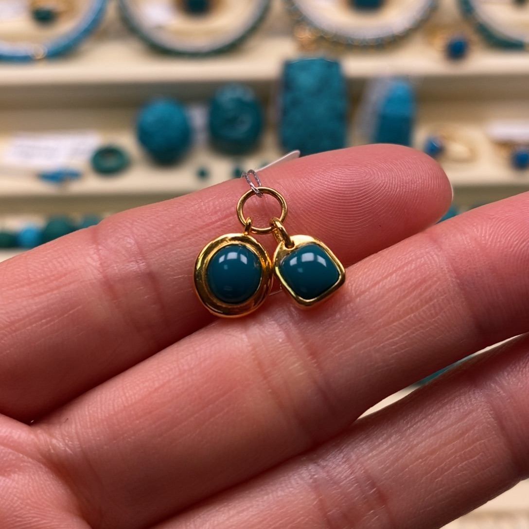 绿松石18K金镶嵌珠宝奇石金侧挂