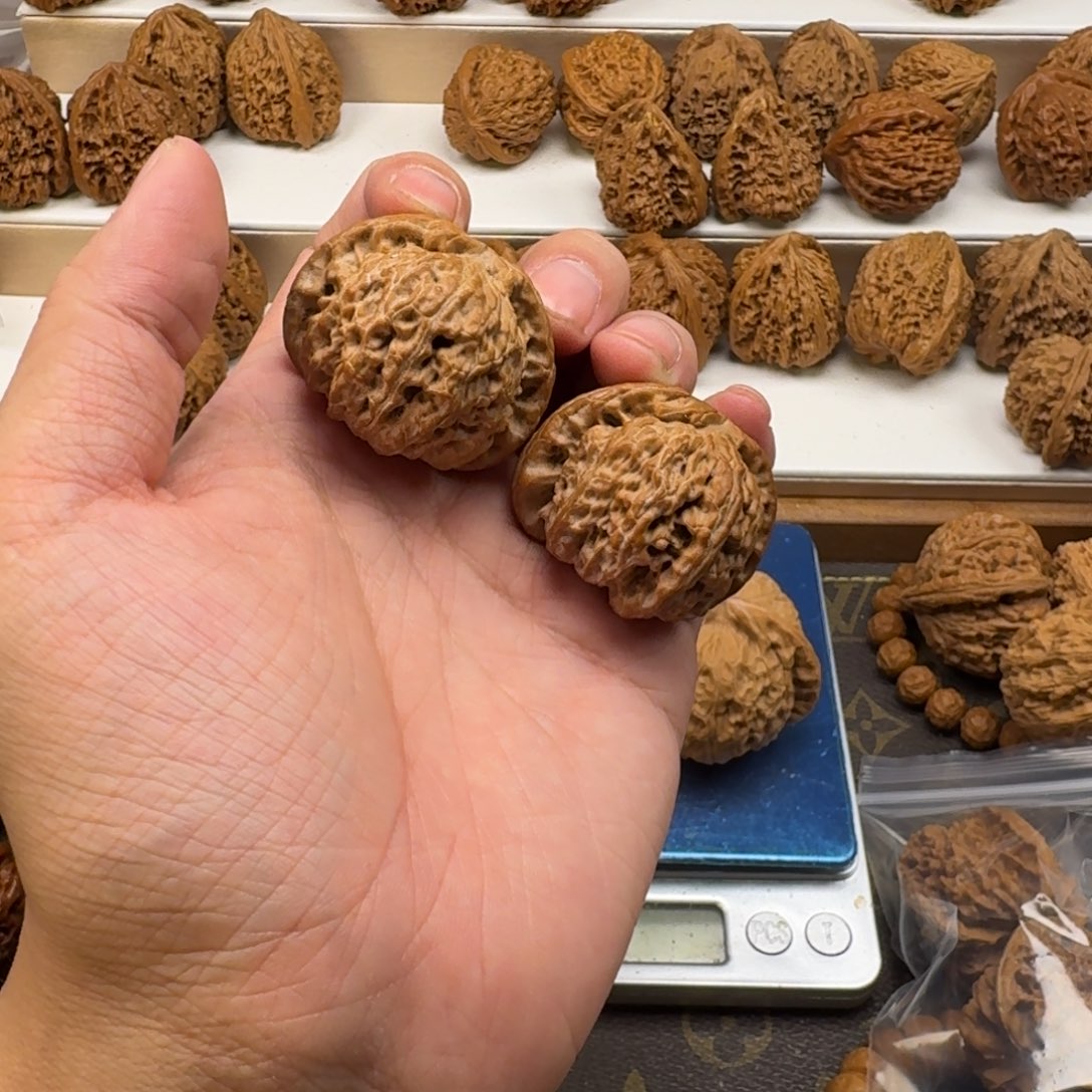 文玩核桃吊坠白狮子