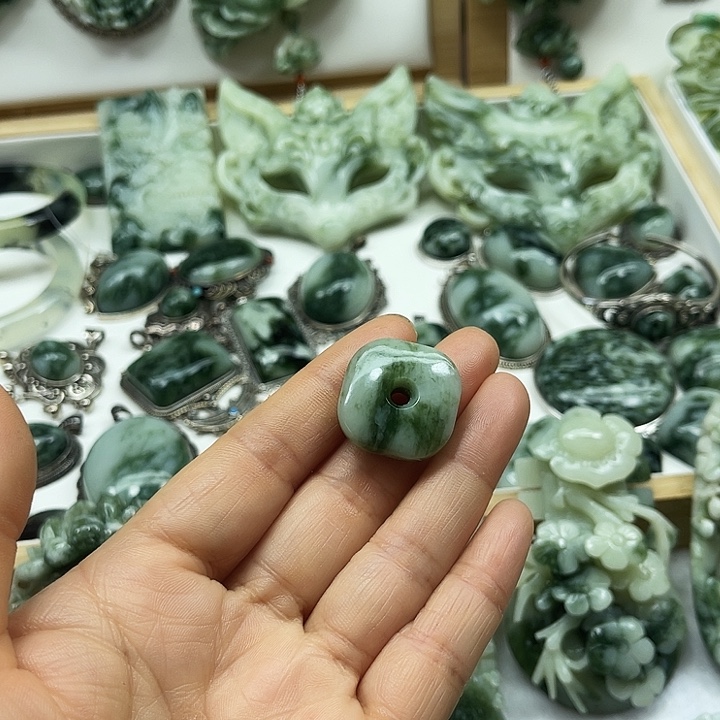 透闪石-蛇纹石玉未镶嵌颈饰