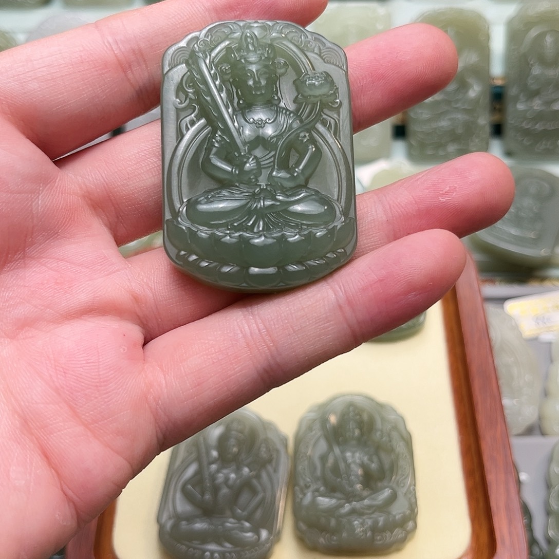 郑***歌和田玉未镶嵌颈饰