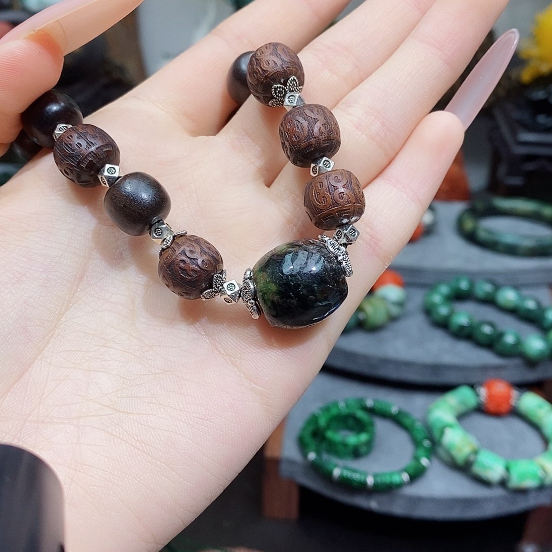 翡翠颈饰未镶嵌漂亮美眉