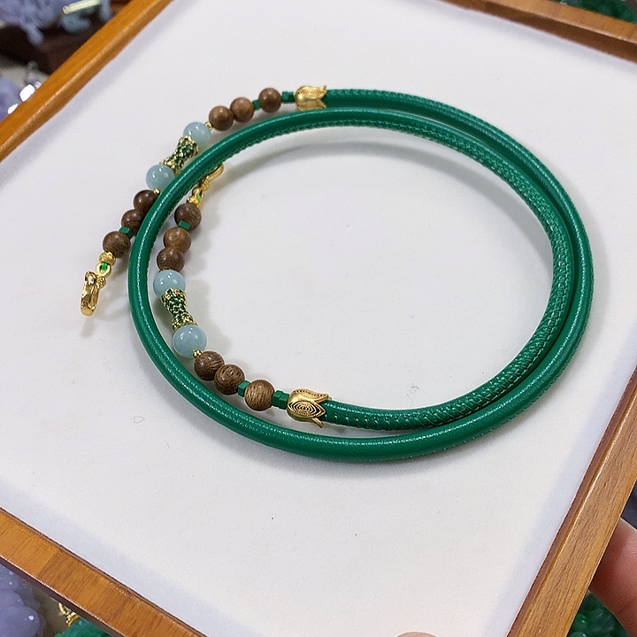 ￡***℃翡翠未镶嵌颈饰翡翠半珠