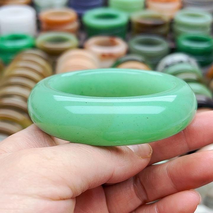 未镶嵌手镯（圆镯）石英质玉