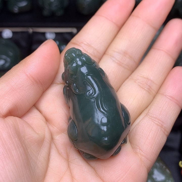 小***生和田玉未镶嵌颈饰