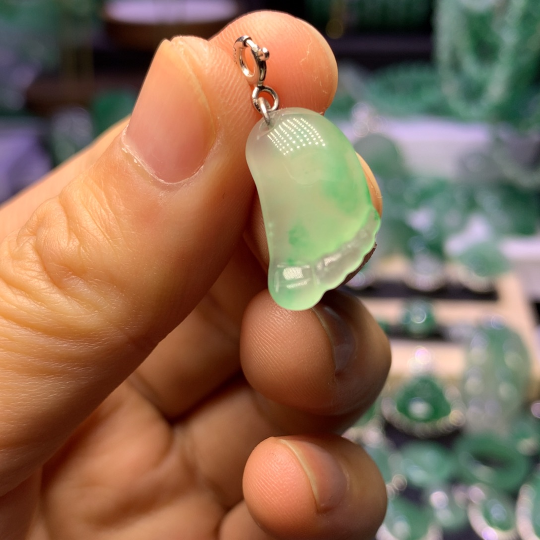 石英质玉（非洲翠）未镶嵌颈饰