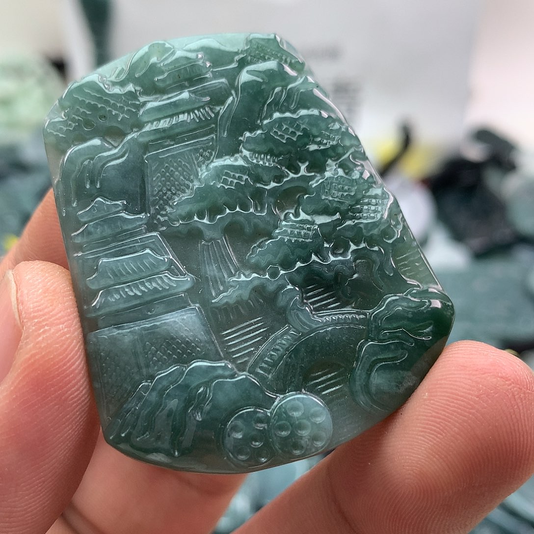 翡翠未镶嵌颈饰山水