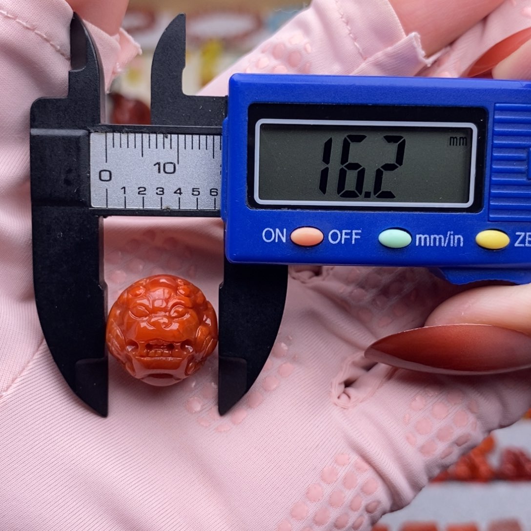 南红玛瑙配饰未镶嵌灰**泥带瑕