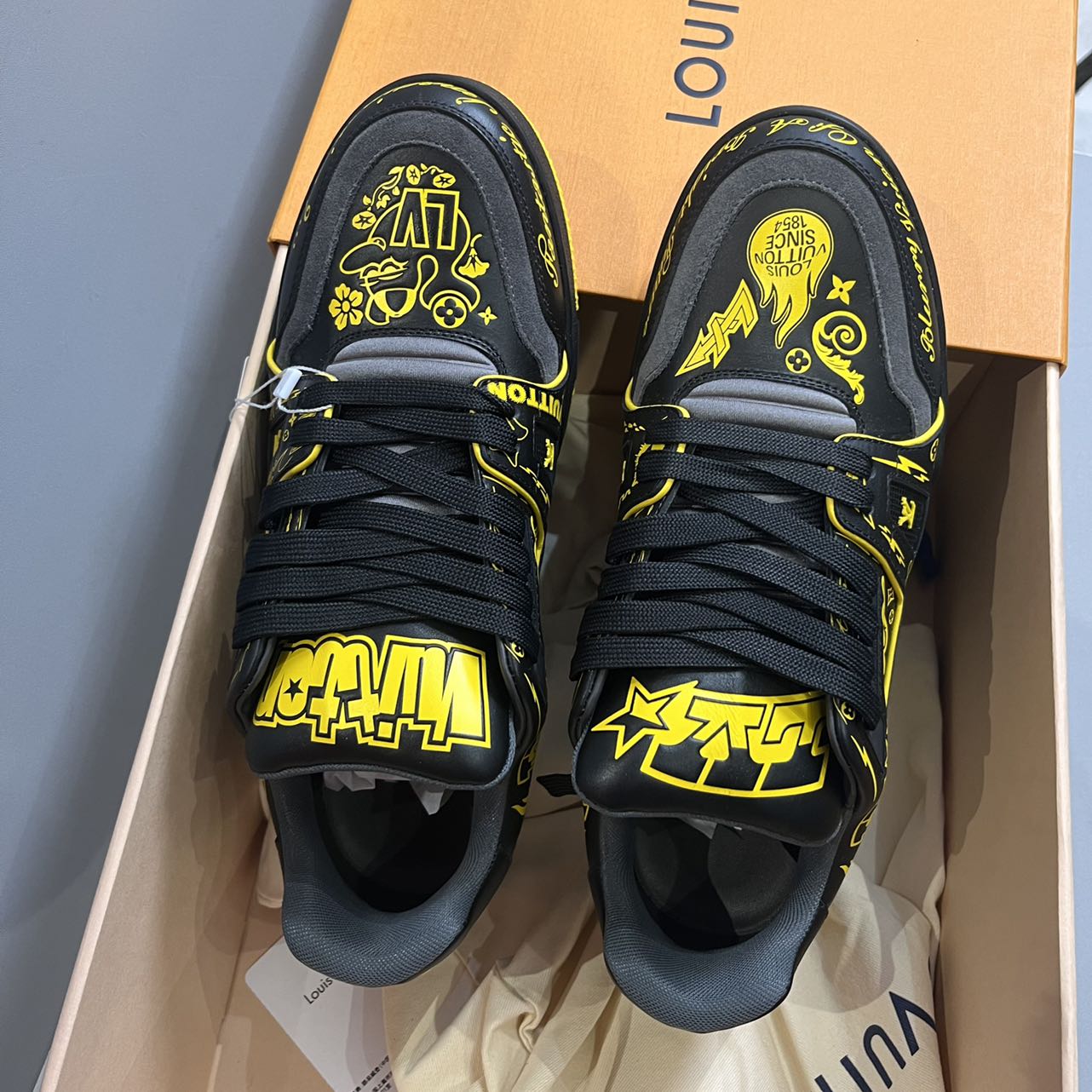 未使用 LouisVuitton/路易威登 Trainer  黑金色联名板鞋 41码
