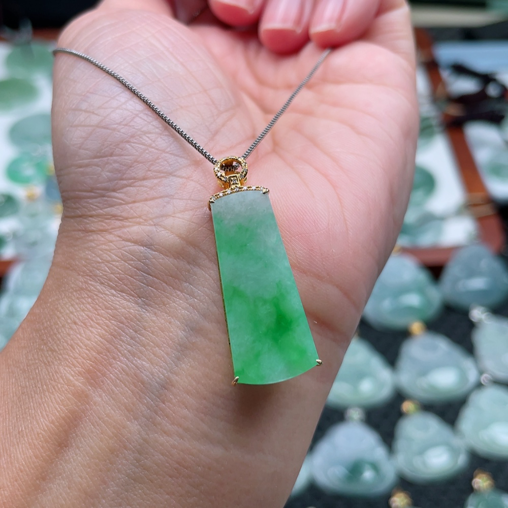 翡翠A货 18k金镶嵌冰润飘绿无事牌吊坠（尺寸34*12.9*4.5）