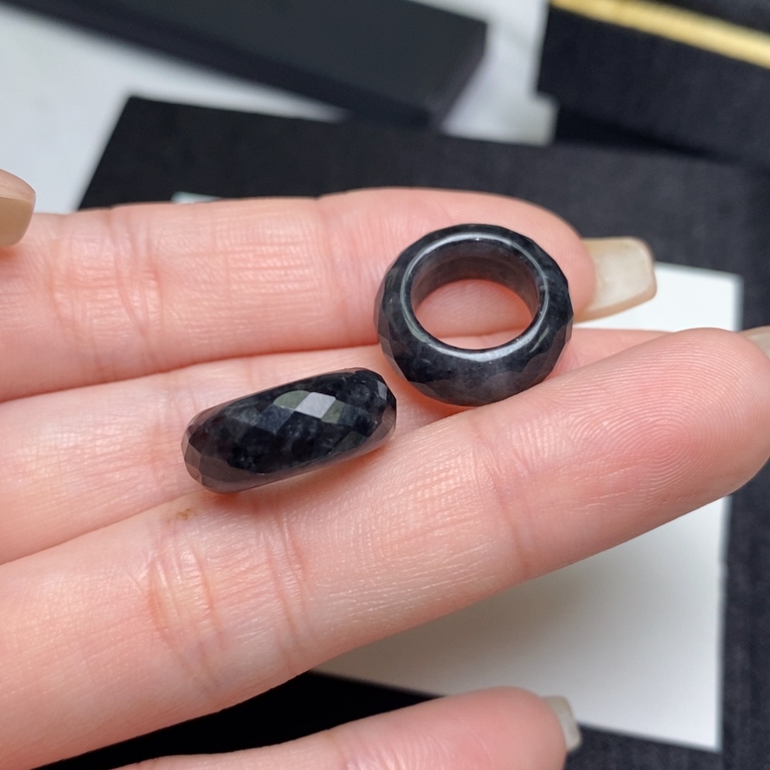 翡翠耳饰未镶嵌黑乌鸡切割面圈圈