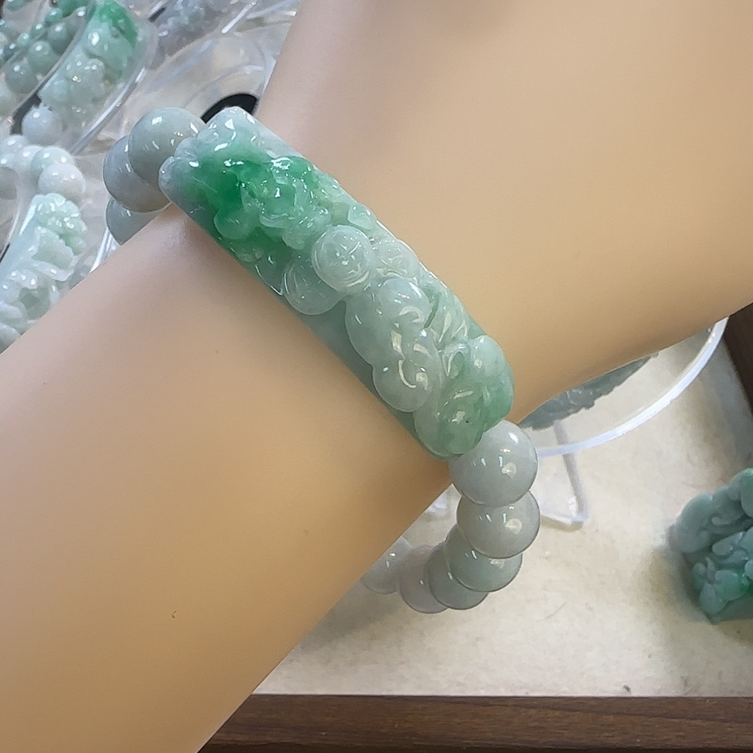 初***情翡翠未镶嵌颈饰手牌