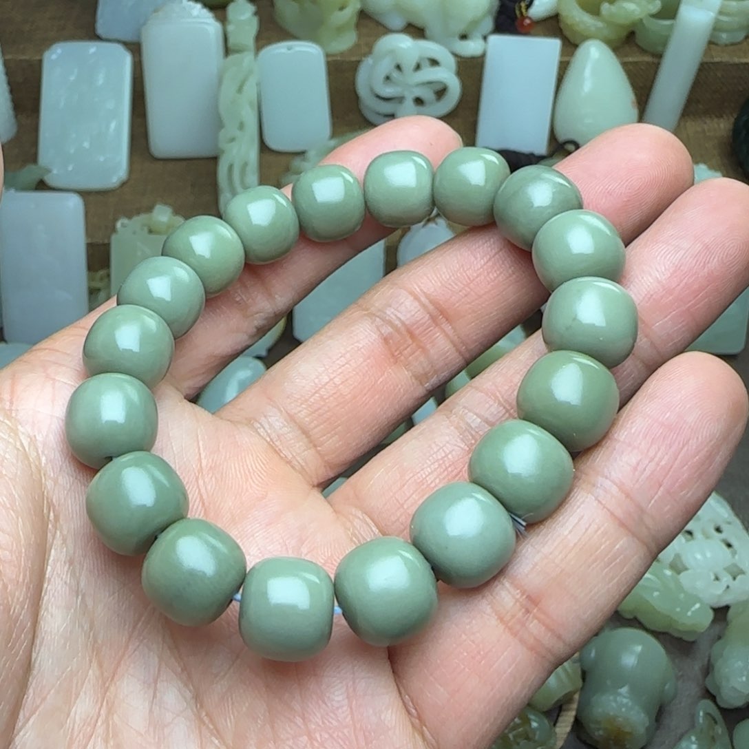 和田玉挂件未镶嵌沙枣青卡12