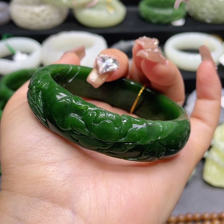 和田玉手镯60圈口。编号13未镶嵌