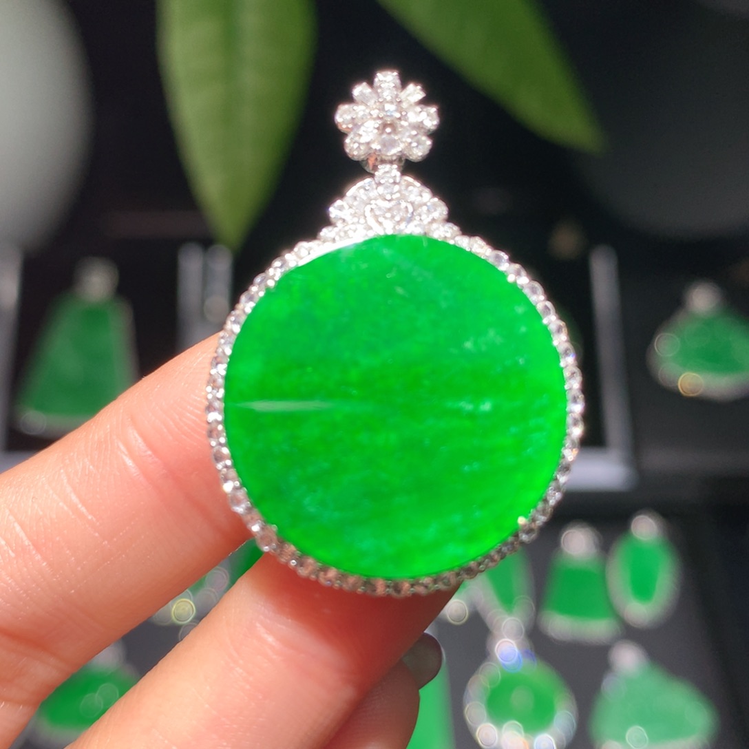 翡翠颈饰18K金镶嵌翡翠