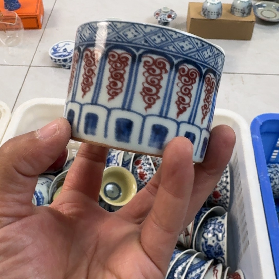 陶摆件釉里红宝箱卷草纹大直口杯