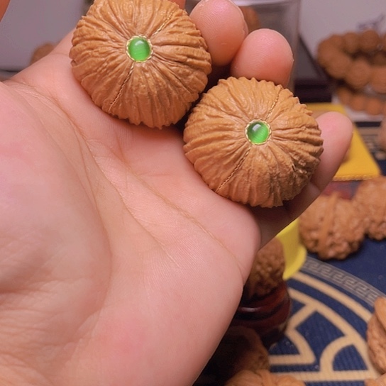 文玩核桃吊坠40镶底金丝猴头