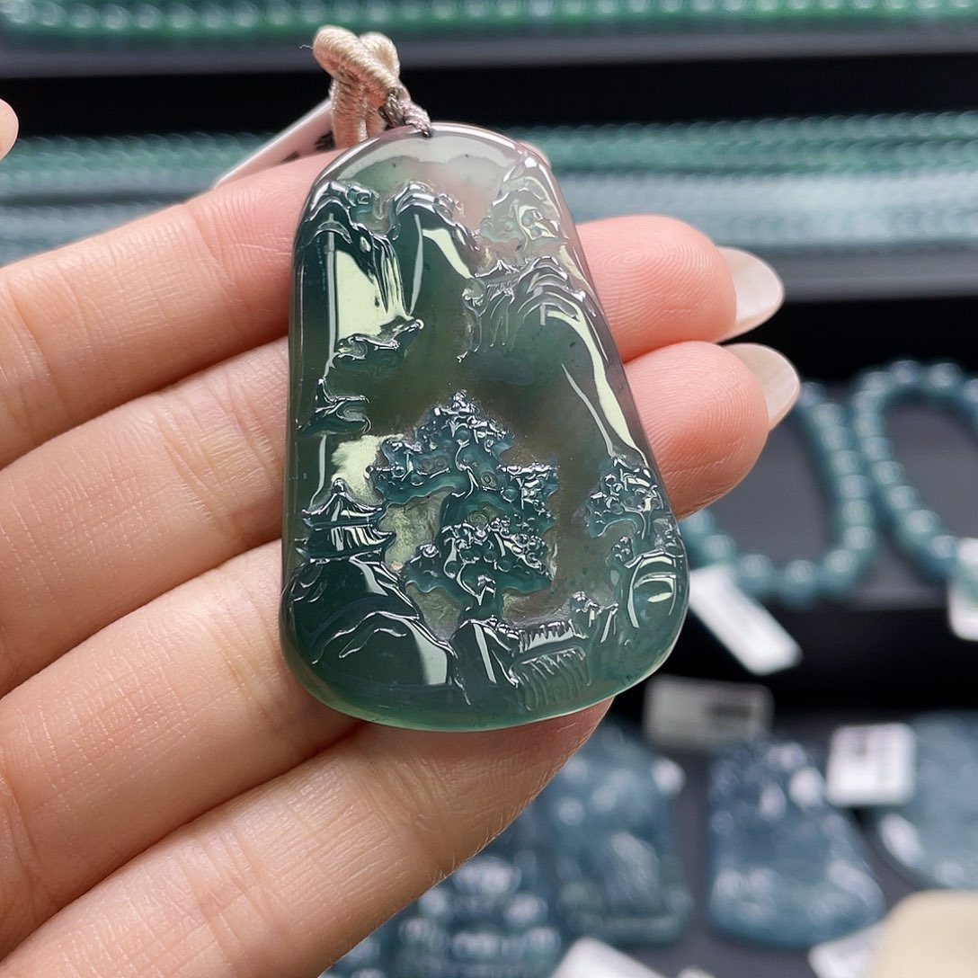 翡翠未镶嵌颈饰山水