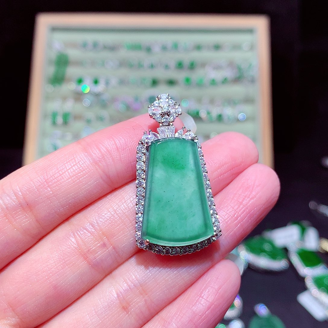 【闪购商品】翡翠吊坠(不含链)未镶嵌