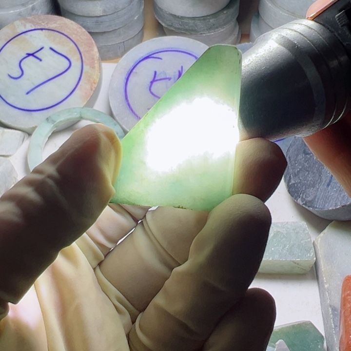 翡翠颈饰未镶嵌翡翠片料