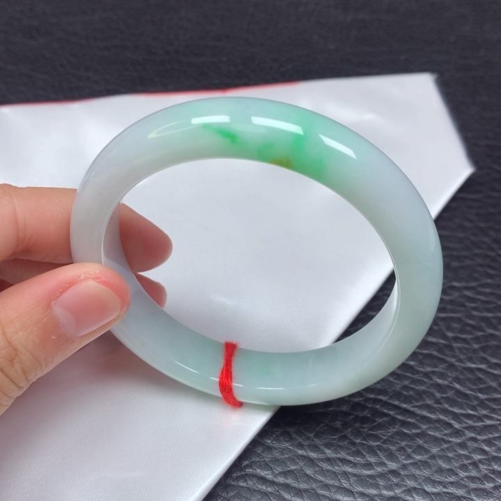 翡翠手镯未镶嵌。