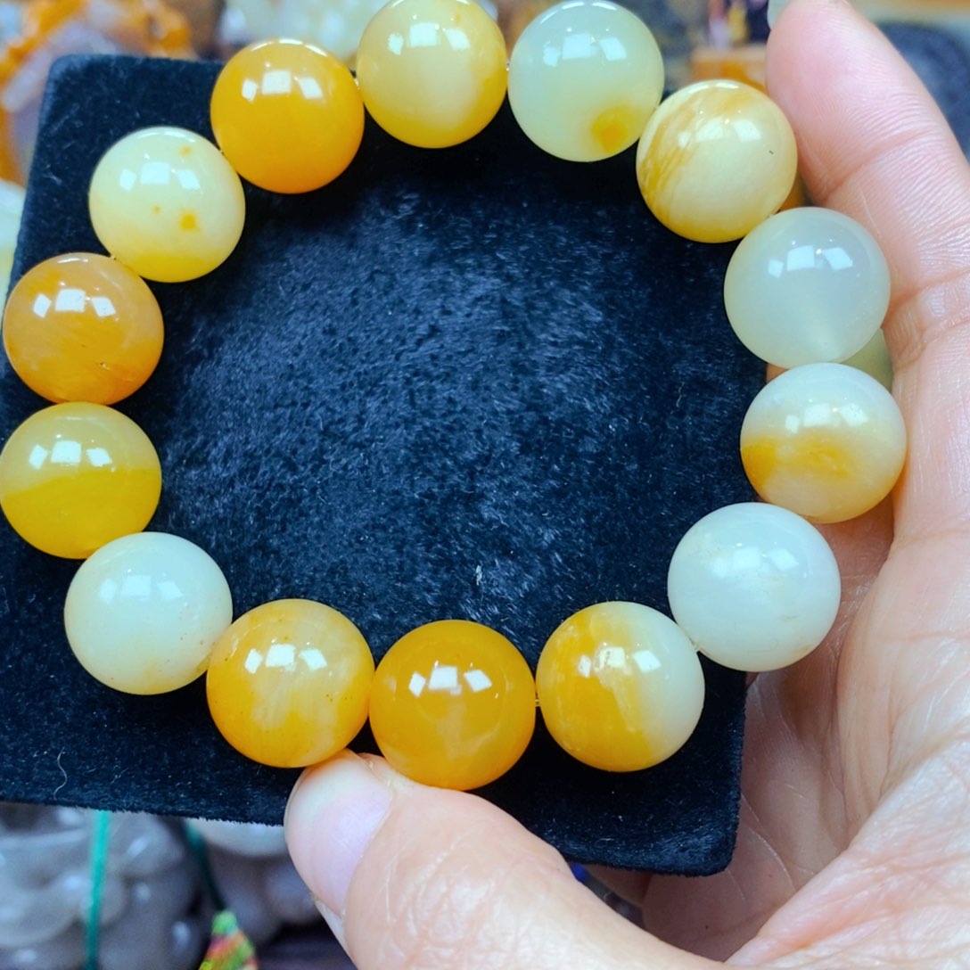 未镶嵌石英质玉（黄龙玉）颈饰