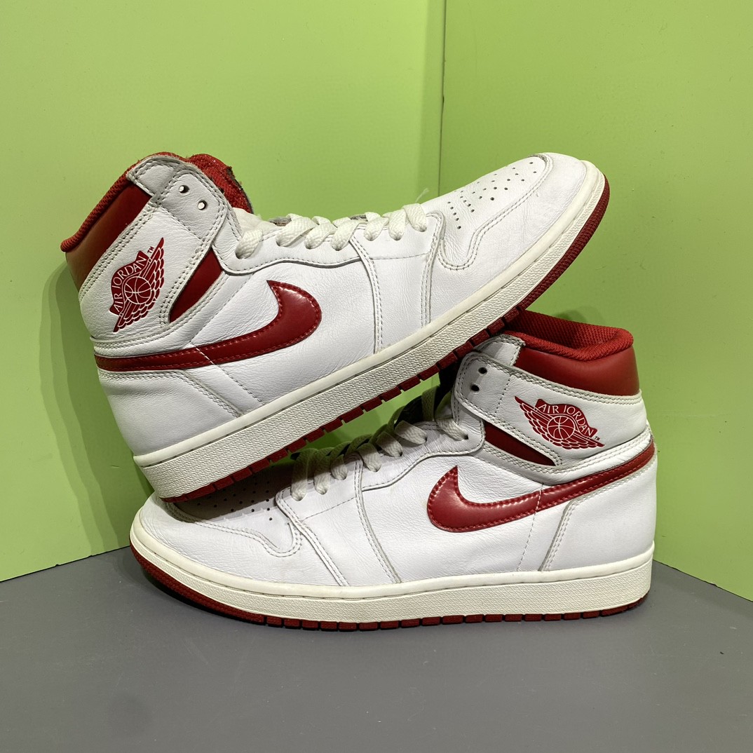 AJ1 白红43码 配盒下地个位数 很新成色 自穿无敌市场价2599