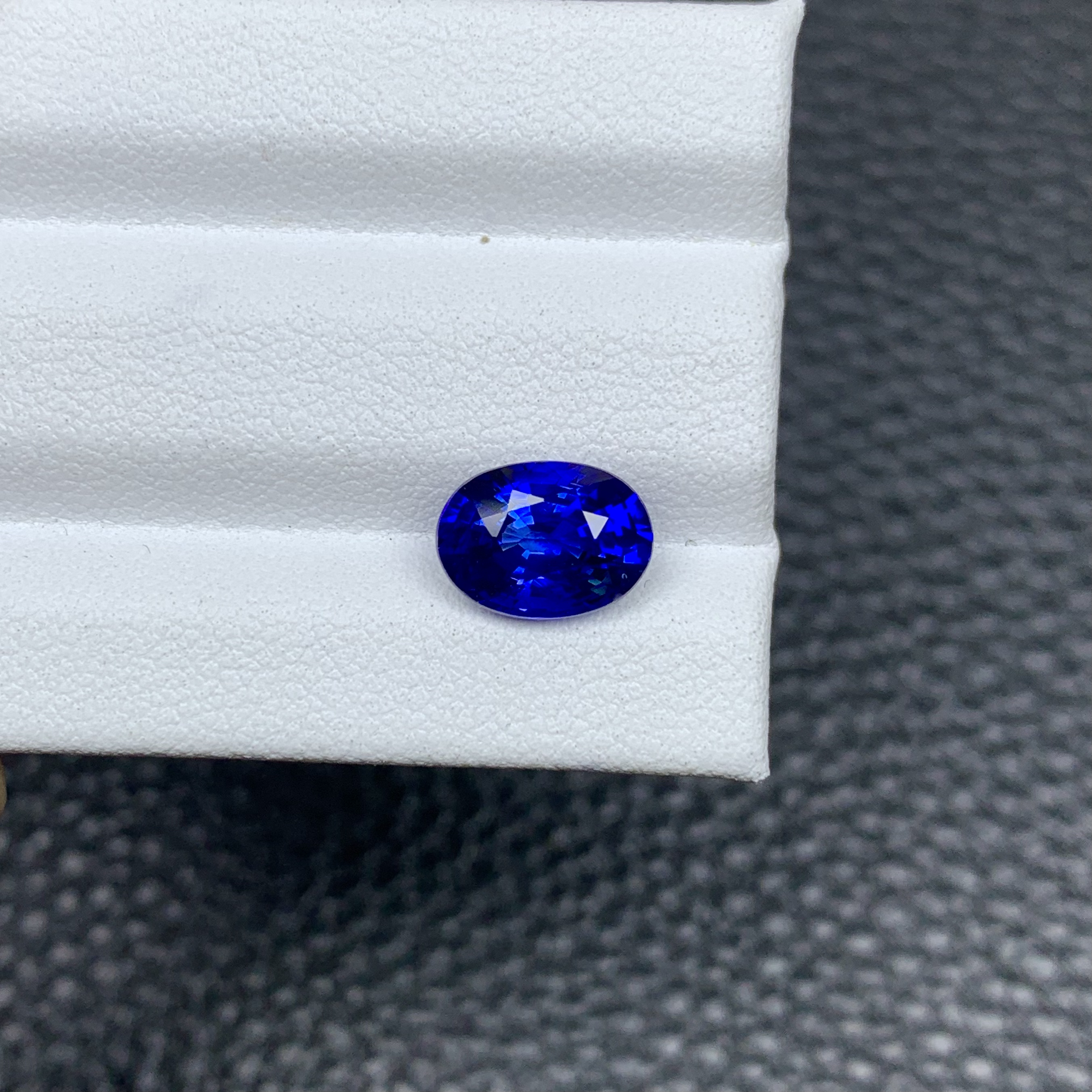 天然皇家蓝蓝宝石裸石2.45克拉9.1*6.6mm