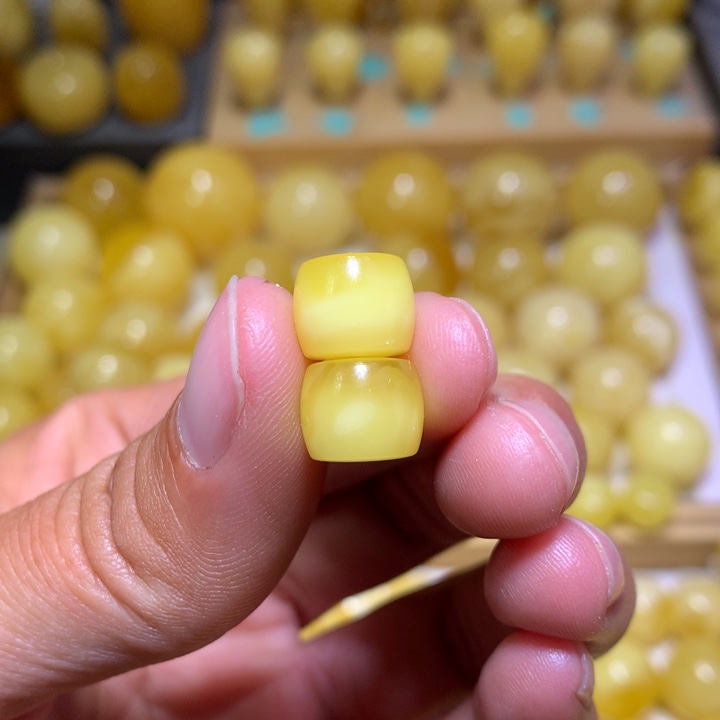 蜜蜡裸石未镶嵌天然俄料黄白溶洞妖花直切10.2