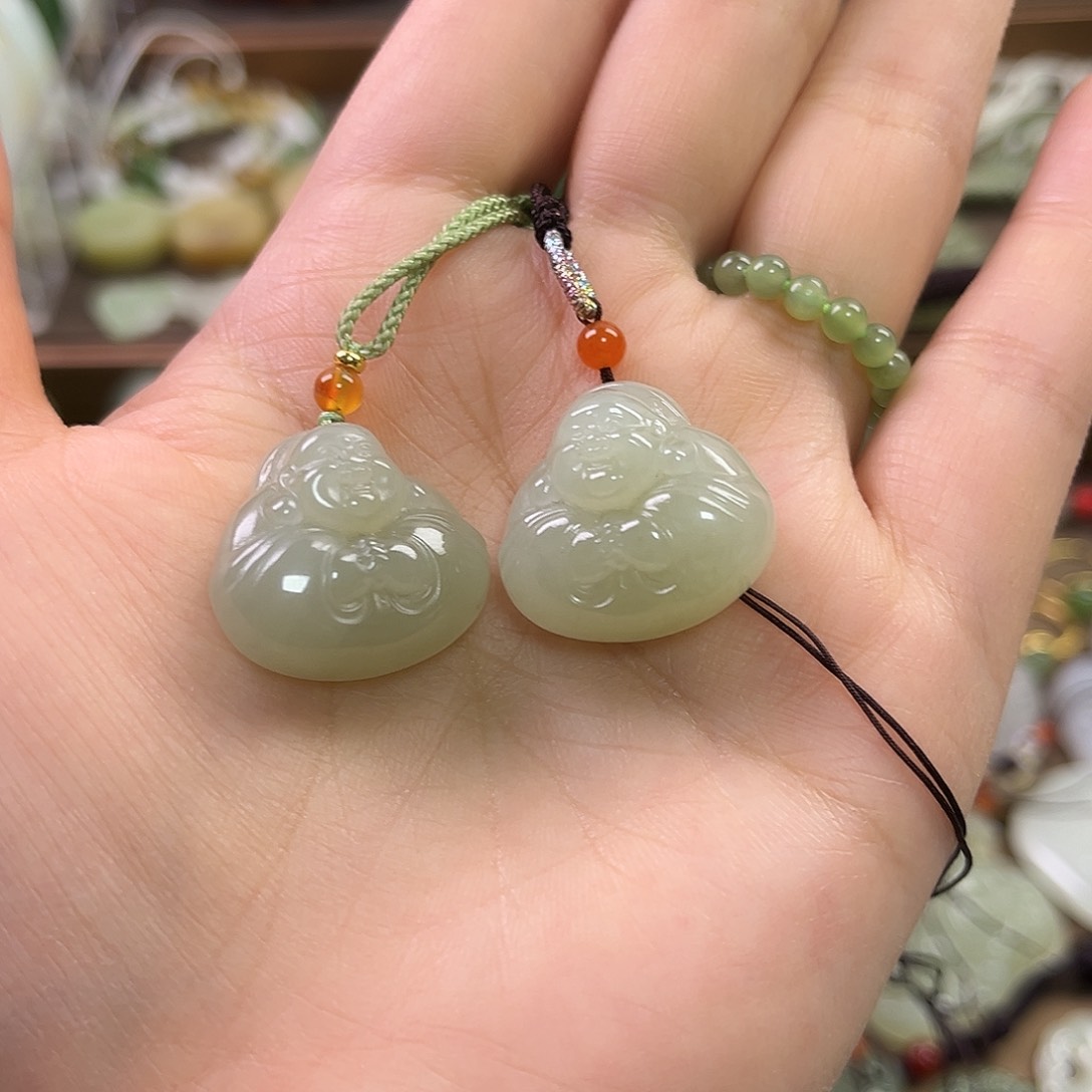 和田玉吊坠(赠链)未镶嵌笑**?