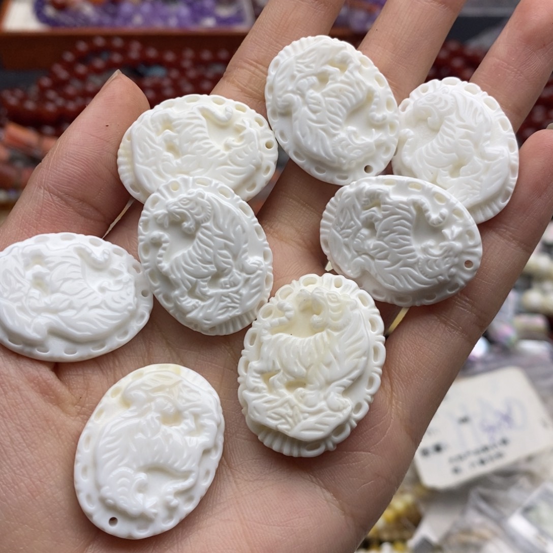 玛瑙/玉髓未镶嵌珠宝半成品一个装纯天然车贝壳雕刻老虎