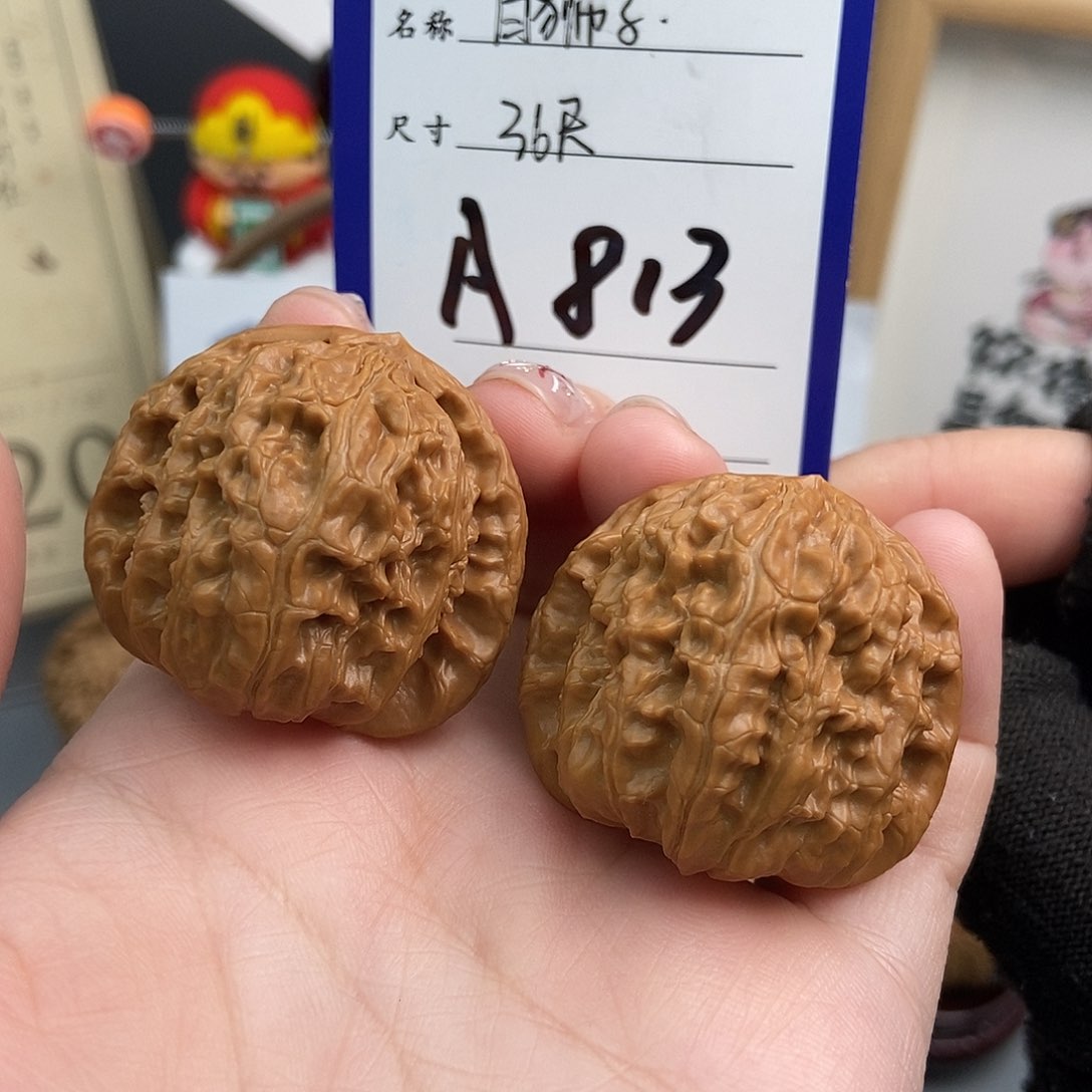 文玩核桃吊坠三角白