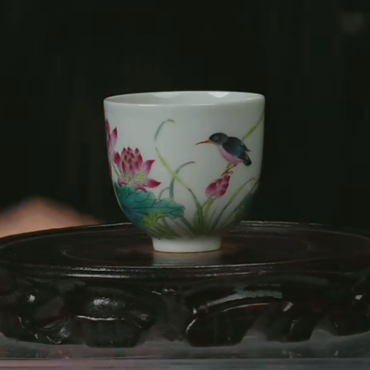 M粉彩莲池花鸟纹杯