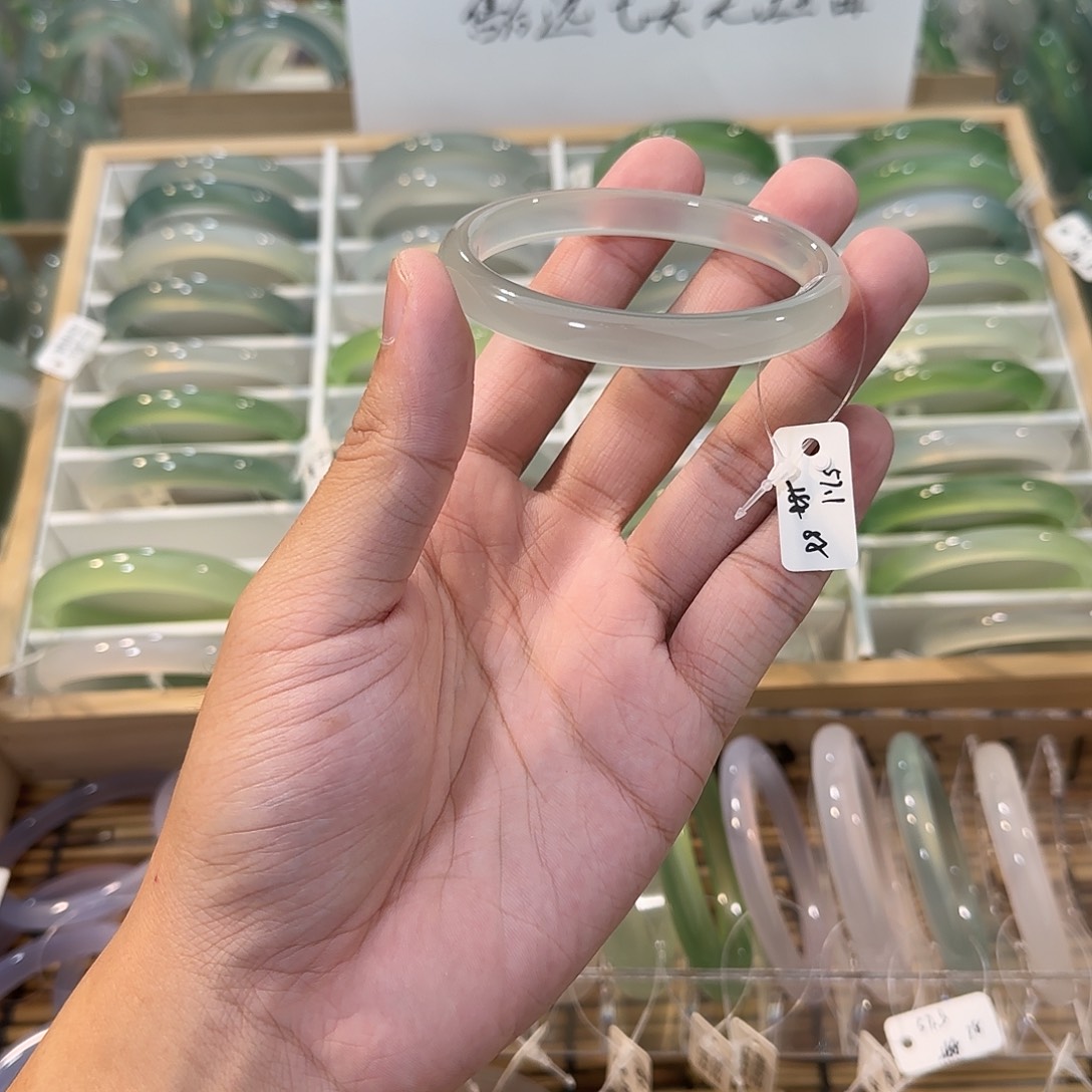 玛瑙/玉髓未镶嵌手镯圈口57.1