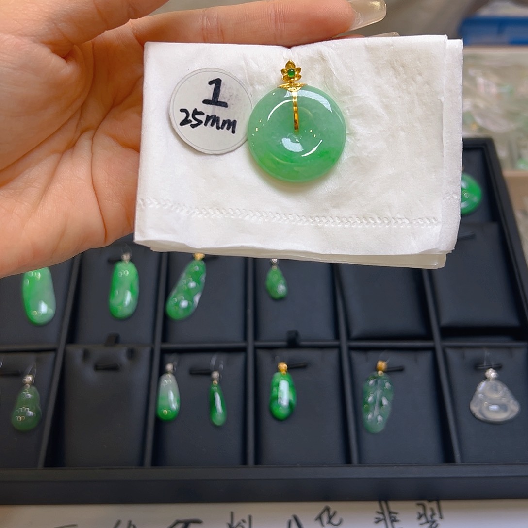 翡翠颈饰18K金镶嵌翡翠