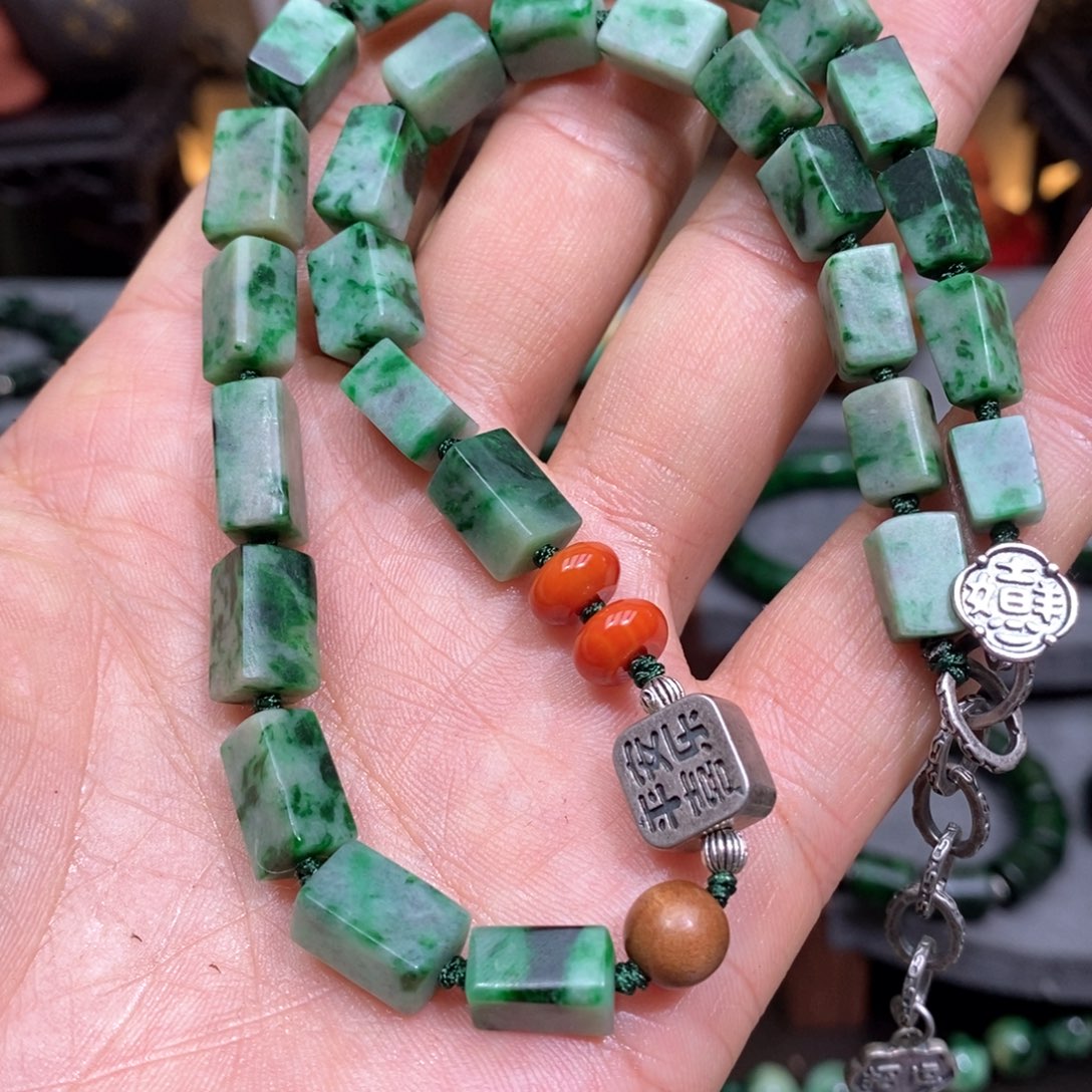 翡翠颈饰未镶嵌漂亮美眉