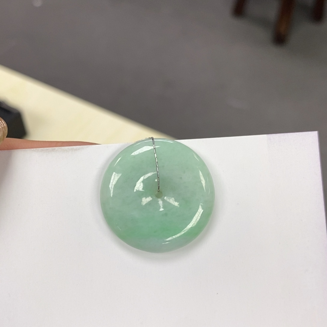 翡翠颈饰未镶嵌平安扣