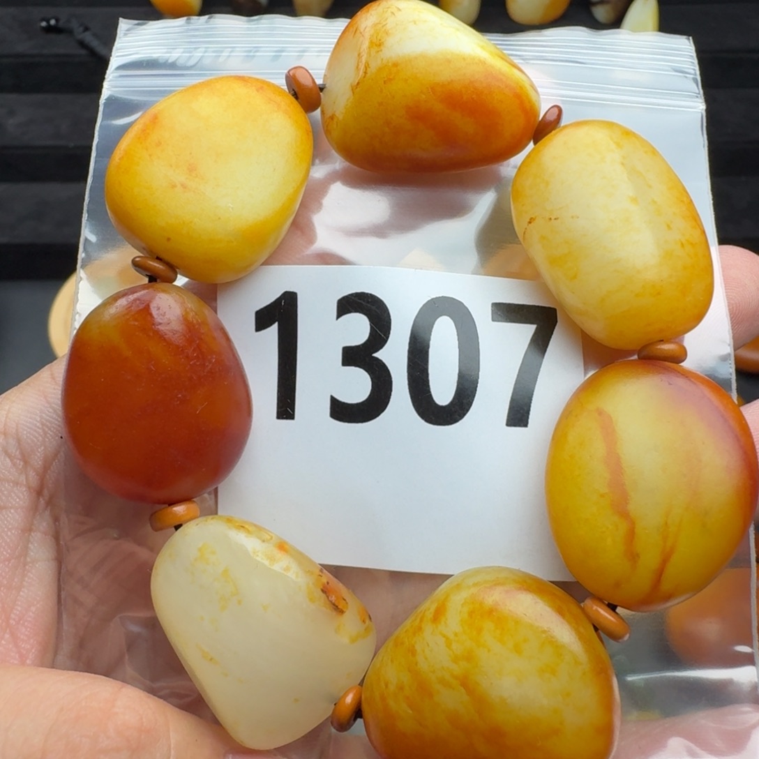 M***朱和田玉未镶嵌手串