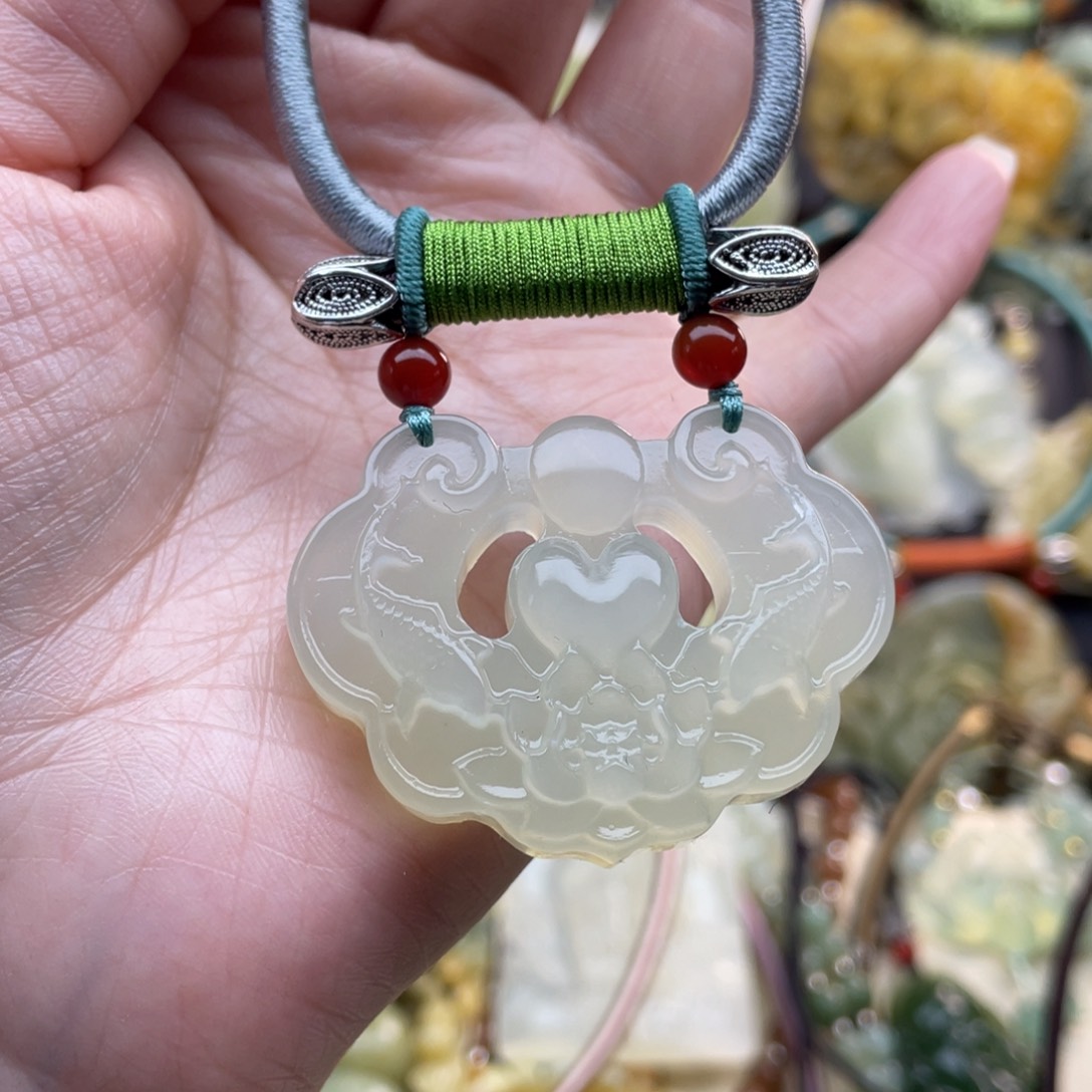 蛇纹石玉颈饰未镶嵌