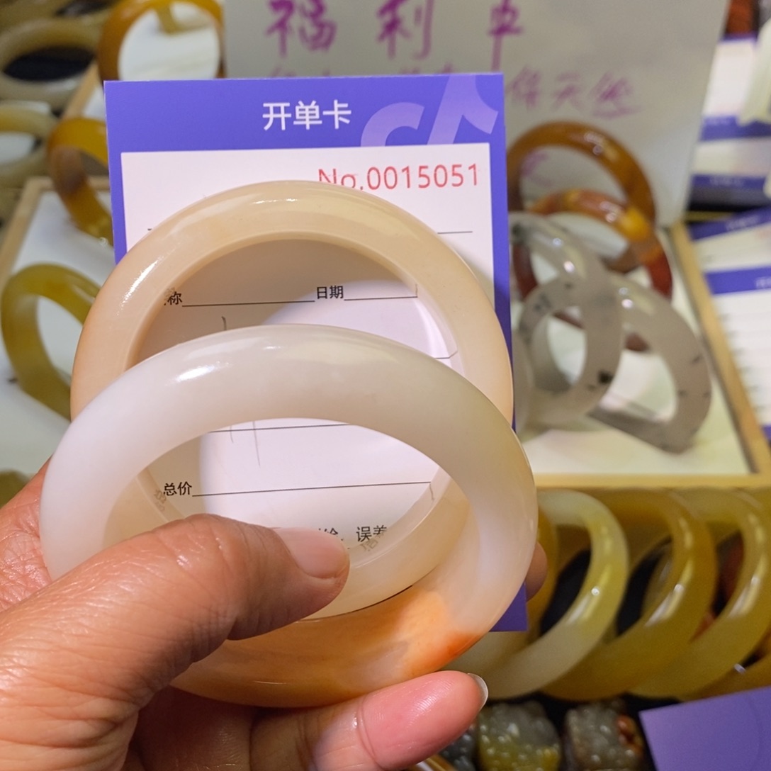 石英质玉手镯未镶嵌翡**姐