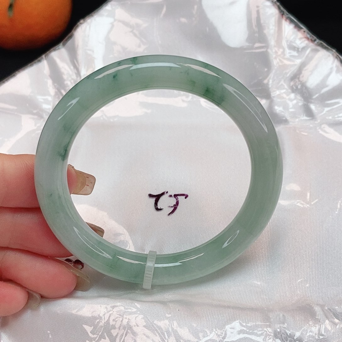 翡翠手镯未镶嵌圆条